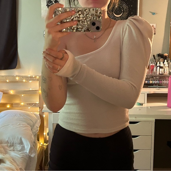 Seductions off shoulder with puffed shoulder white sleeve shirt - Picture 3 of 3